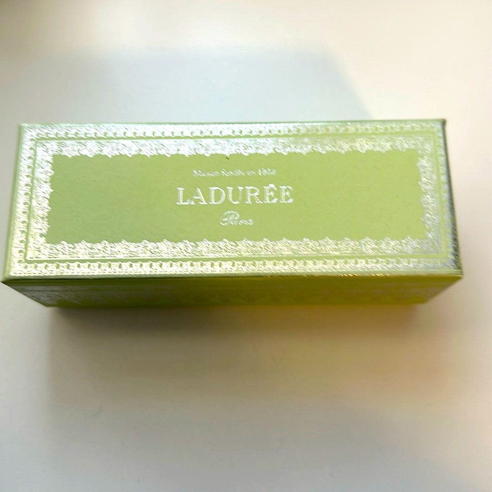 Laduree box fits 6 macaron